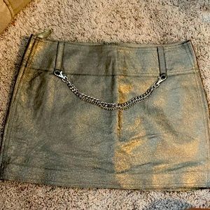 Sweet metallic gold leather mini skirt with chain accent, size 6 bebe